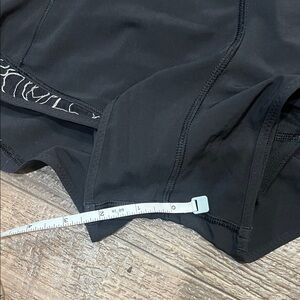 Lululemon hotty hot short 2.5 flower detail rose